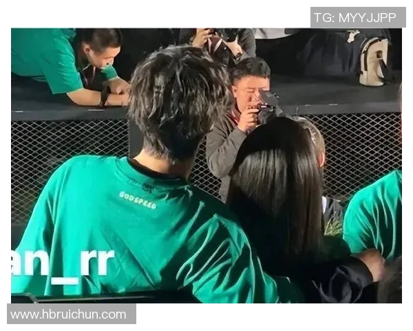 足球明星与记者女友亲密互动引发热议网友纷纷围观评论不断